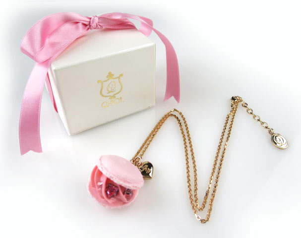 Q-pot. ストロベリーマカロンネックレス&ギフトボックス