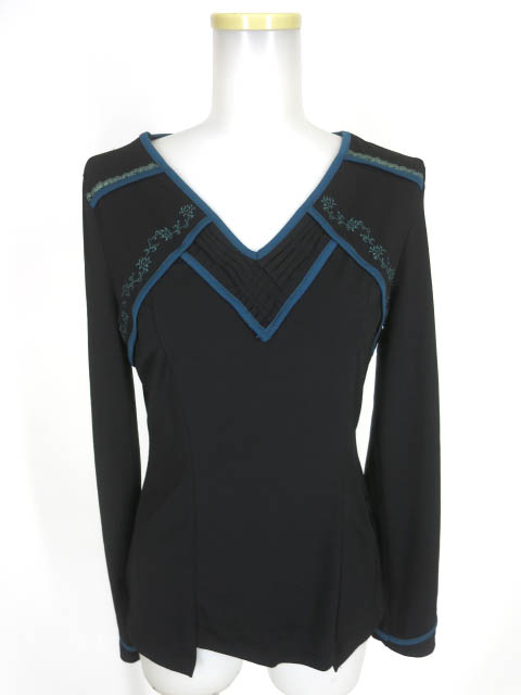 OZZ ONESTE 刺繍入りVネック長袖カットソー