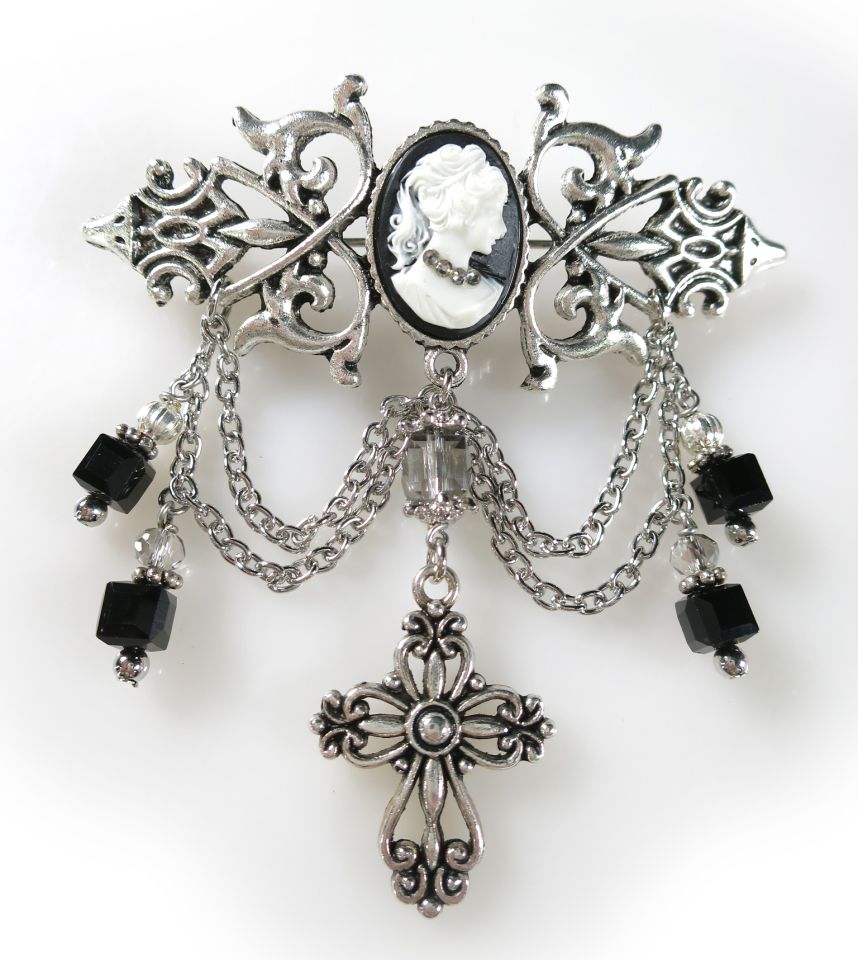 Violett Krone カメオクロスブローチ